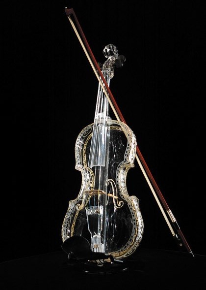 Cây violin thủy tinh này gắn liền với tên tuổi của Ikuko Kawai. (Ảnh: luxury-insider)